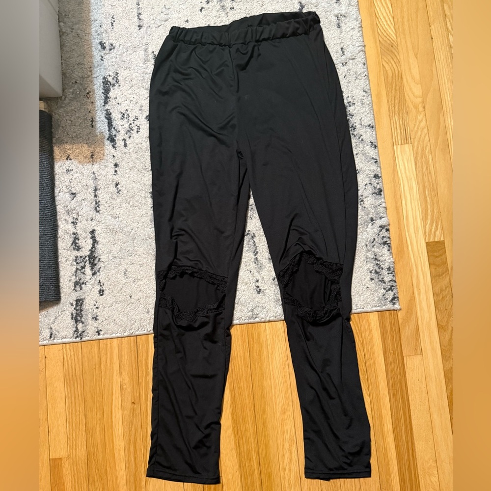 NWOT black lace knee cutout leggings size L